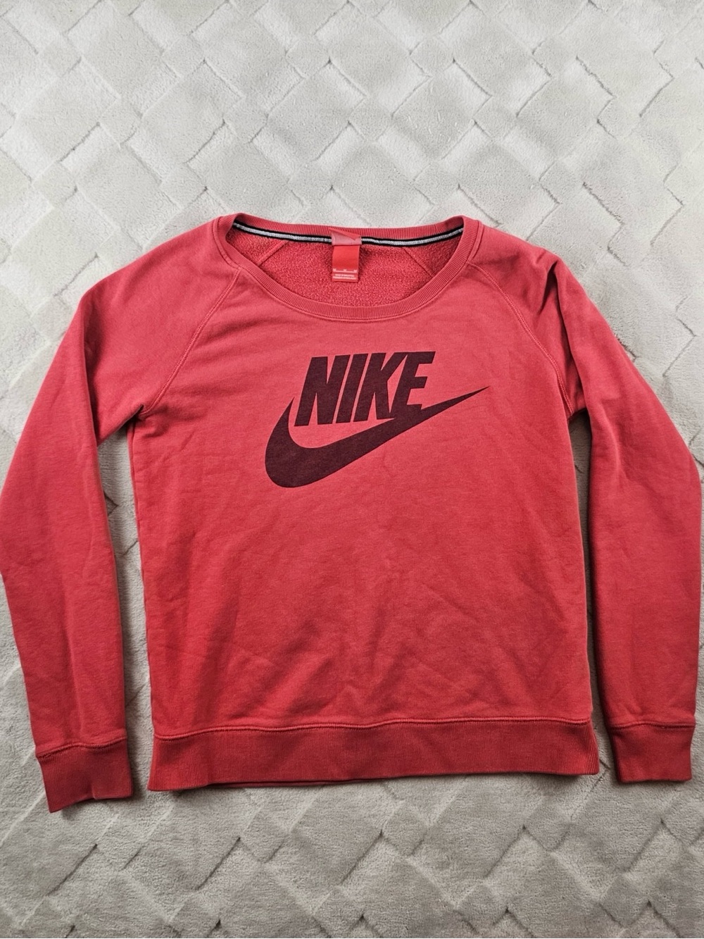 Nike Crew Sweatshirt Mens Medium Pull Over Red Logo Spell out